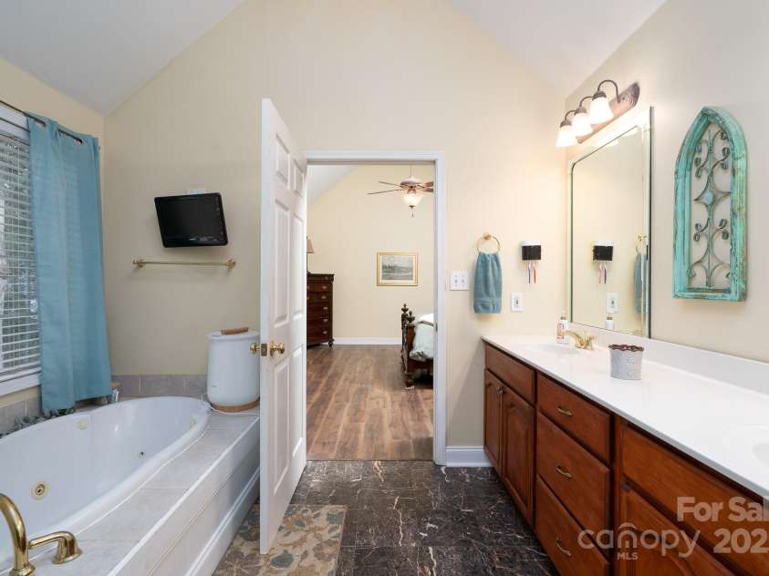 709 Carson Court, Kannapolis, NC 28083.  MLS# CAR4294117, YatesRealty ID 18184. Master Bathroom