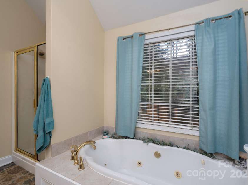 709 Carson Court, Kannapolis, NC 28083.  MLS# CAR4294117, YatesRealty ID 18184. Tub & Shower!
