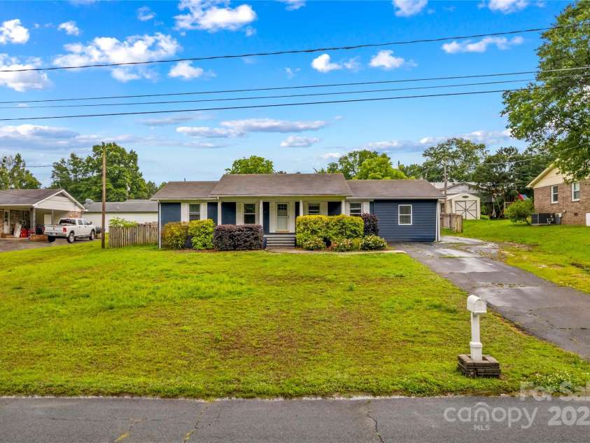 211 Ridgecrest Street, Kannapolis, NC 28081.  MLS# CAR4259587, YatesRealty ID 18186. 