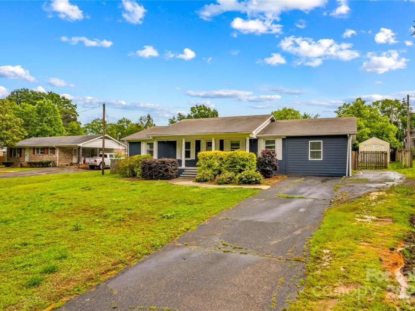 211 Ridgecrest Street, Kannapolis, NC 28081.  MLS# CAR4259587, YatesRealty ID 18186. 