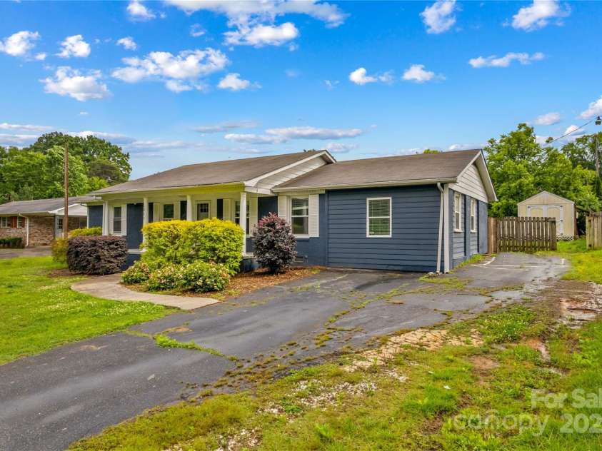 211 Ridgecrest Street, Kannapolis, NC 28081.  MLS# CAR4259587, YatesRealty ID 18186. 