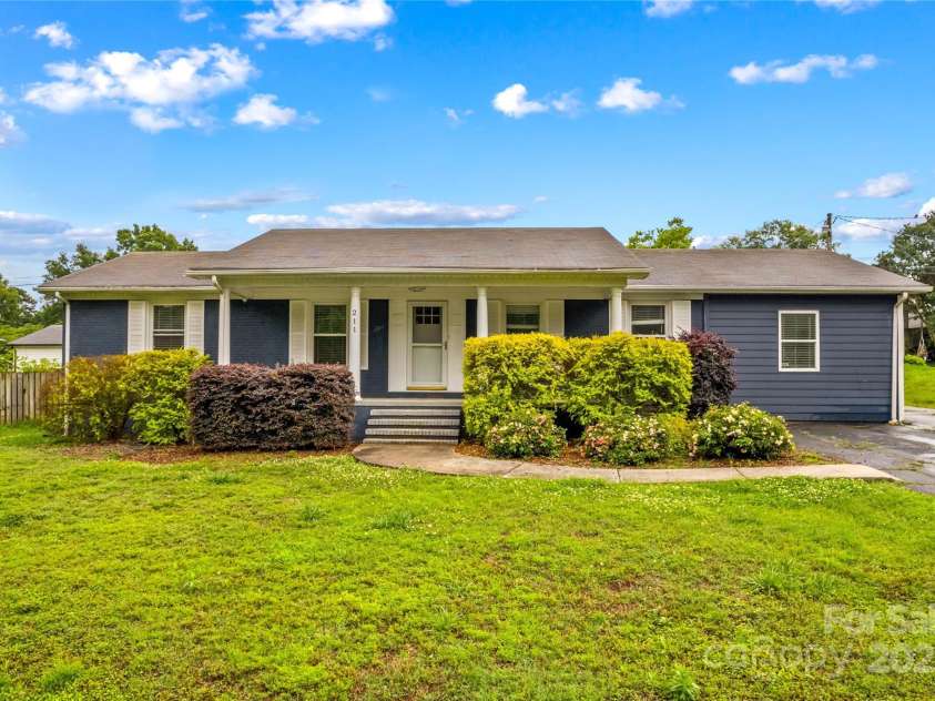 211 Ridgecrest Street, Kannapolis, NC 28081.  MLS# CAR4259587, YatesRealty ID 18186. Welcome to 211 Ridgecrest. A Charming house with curb appeal!