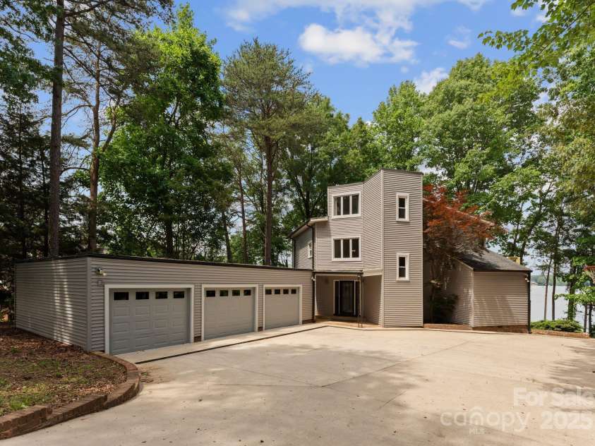 5075 Lakeview Circle, Sherrills Ford, NC 28673.  MLS# CAR4267740, YatesRealty ID 18188. 