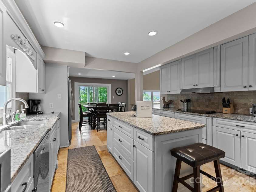 5075 Lakeview Circle, Sherrills Ford, NC 28673.  MLS# CAR4267740, YatesRealty ID 18188. 