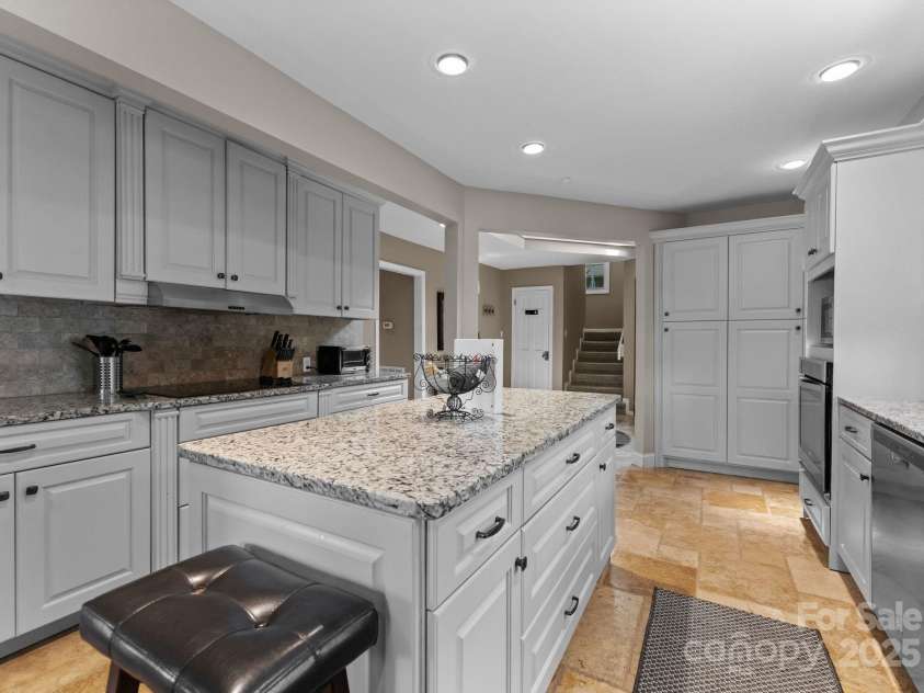 5075 Lakeview Circle, Sherrills Ford, NC 28673.  MLS# CAR4267740, YatesRealty ID 18188. 