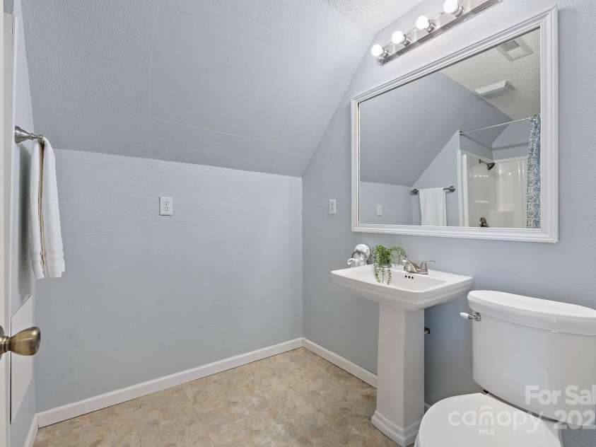 1285 Waitman Road, Lexington, NC 27295.  MLS# CAR4268596, YatesRealty ID 18189. 2nd floor full bath