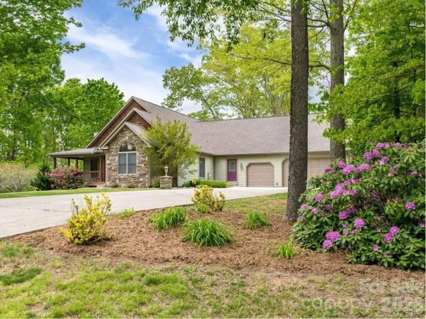303 Forest Place, Candler, NC 28715.  MLS# CAR4342889, YatesRealty ID 18190. 