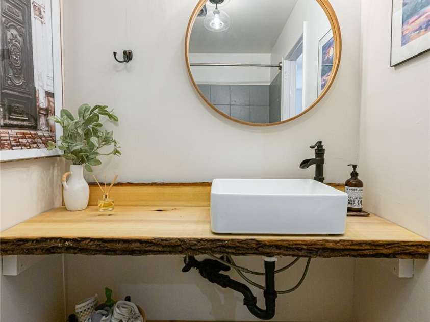 10 Lance Lane, Asheville, NC 28806.  MLS# CAR4328641, YatesRealty ID 18191. Additional bathroom 