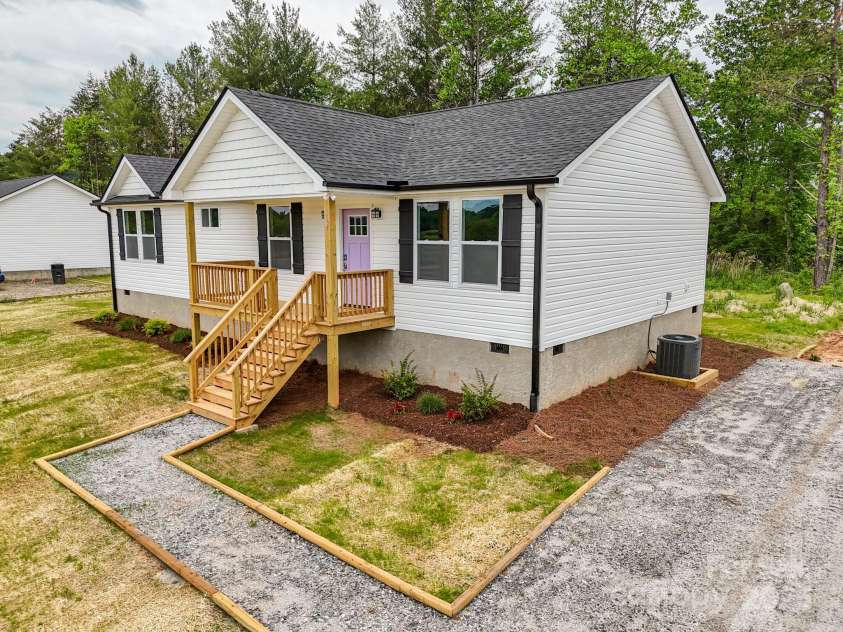 358 Point Hope Lane, Hendersonville, NC 28792.  MLS# CAR4241265, YatesRealty ID 18193. 