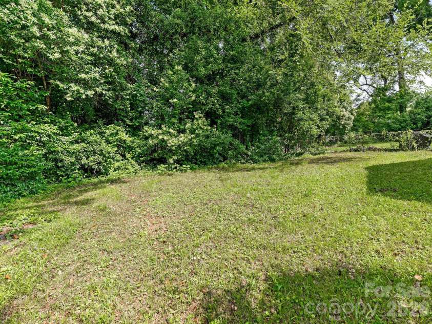1831 Erie Street, Charlotte, NC 28216.  MLS# CAR4354301, YatesRealty ID 18196. 