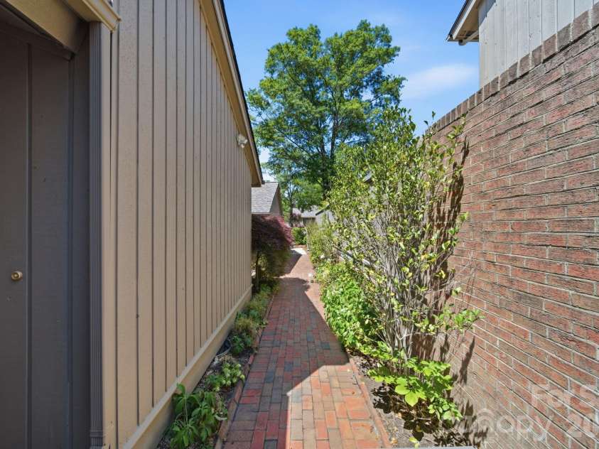 5136 Dunes Court, Charlotte, NC 28226.  MLS# CAR4354708, YatesRealty ID 18199. 