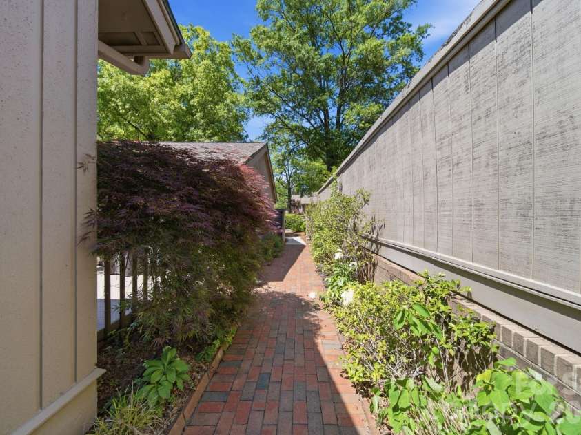 5136 Dunes Court, Charlotte, NC 28226.  MLS# CAR4354708, YatesRealty ID 18199. 