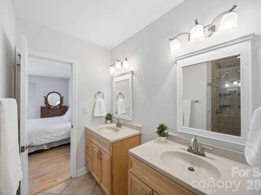 5136 Dunes Court, Charlotte, NC 28226.  MLS# CAR4354708, YatesRealty ID 18199. 
