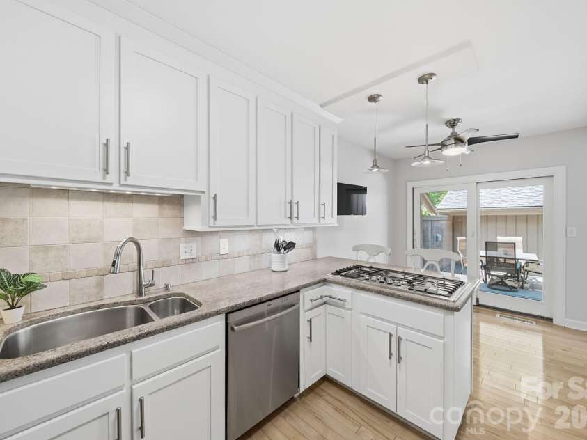 5136 Dunes Court, Charlotte, NC 28226.  MLS# CAR4354708, YatesRealty ID 18199. 