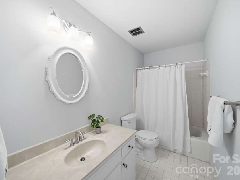 5136 Dunes Court, Charlotte, NC 28226.  MLS# CAR4354708, YatesRealty ID 18199. 