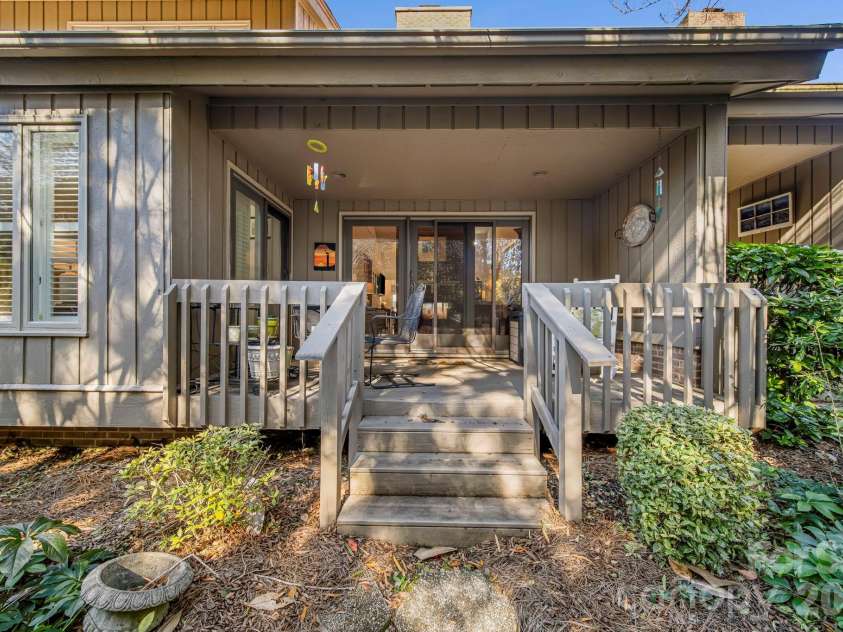 5136 Dunes Court, Charlotte, NC 28226.  MLS# CAR4354708, YatesRealty ID 18199. 