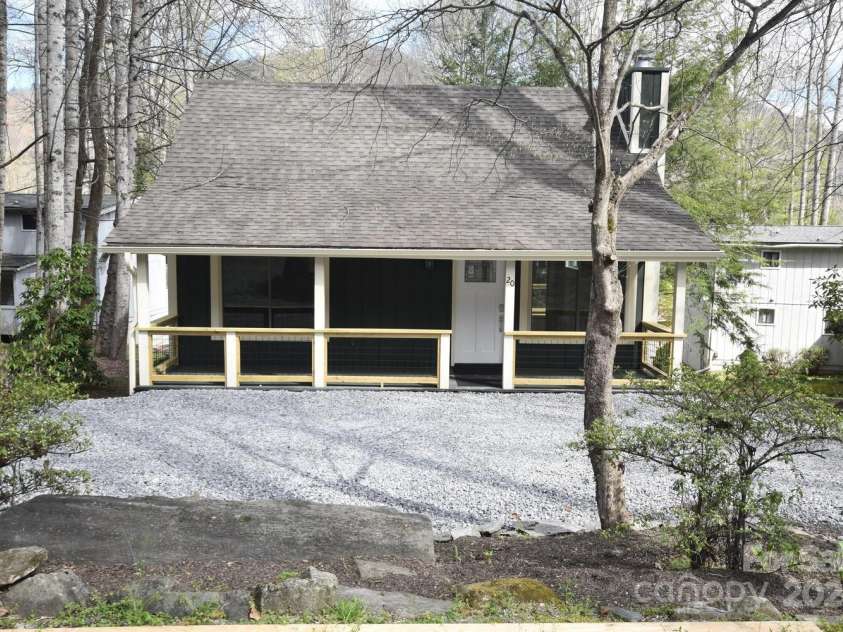 20 Lisa Lane, Maggie Valley, NC 28751.  MLS# CAR4126397, YatesRealty ID 182. Front of House with Circular Drive
