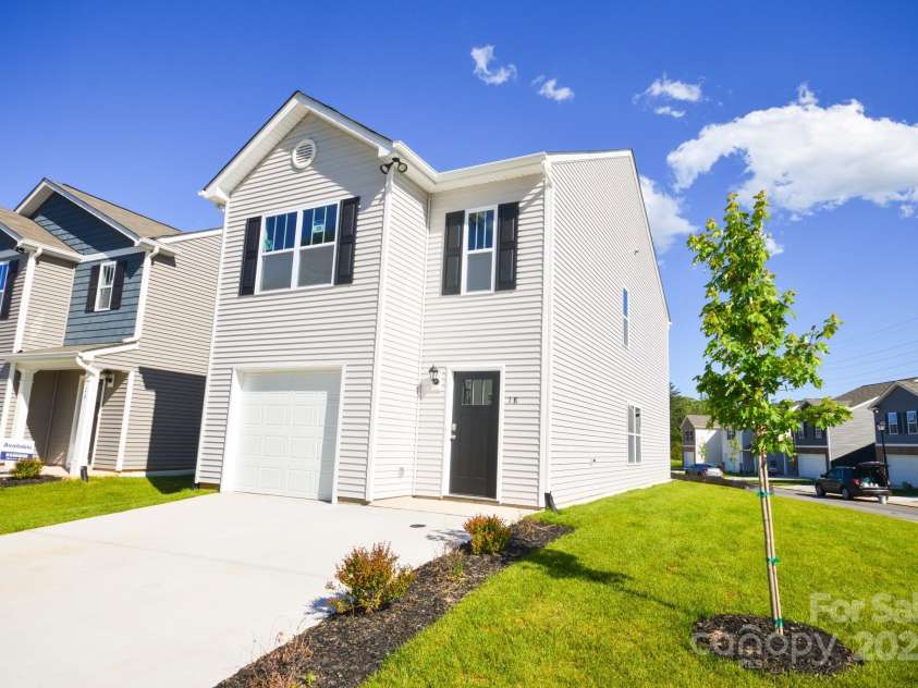 18 Lillian Lane, Hendersonville, NC 28792.  MLS# CAR4201211, YatesRealty ID 18200. 