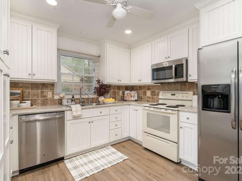 5329 Glenbrier Drive, Charlotte, NC 28212.  MLS# CAR4242222, YatesRealty ID 18202. 
