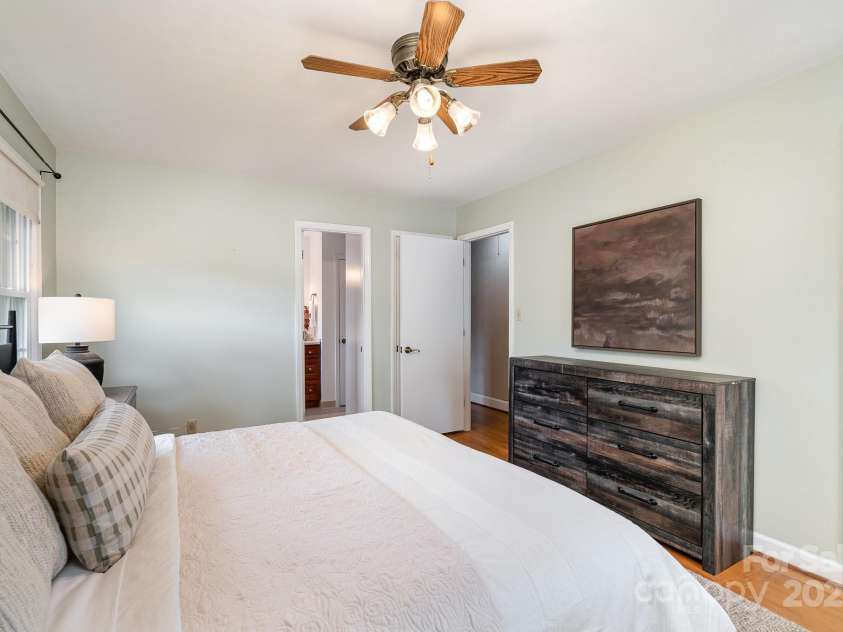 5329 Glenbrier Drive, Charlotte, NC 28212.  MLS# CAR4242222, YatesRealty ID 18202. 