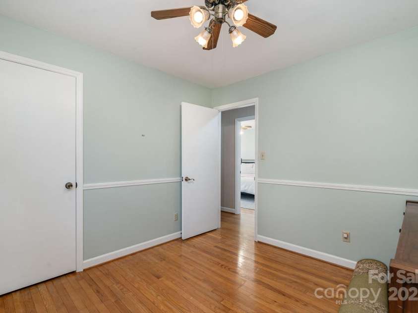 5329 Glenbrier Drive, Charlotte, NC 28212.  MLS# CAR4242222, YatesRealty ID 18202. 