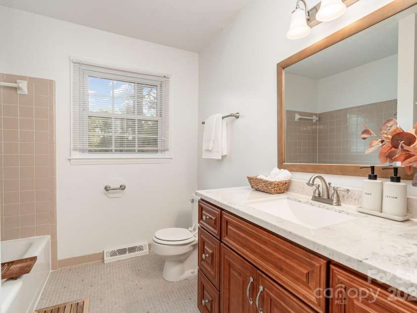 5329 Glenbrier Drive, Charlotte, NC 28212.  MLS# CAR4242222, YatesRealty ID 18202. 