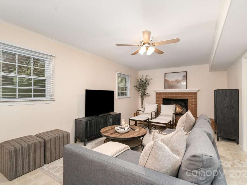 5329 Glenbrier Drive, Charlotte, NC 28212.  MLS# CAR4242222, YatesRealty ID 18202. 