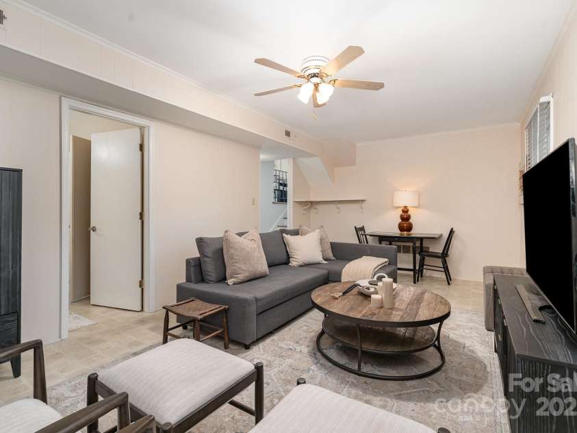 5329 Glenbrier Drive, Charlotte, NC 28212.  MLS# CAR4242222, YatesRealty ID 18202. 