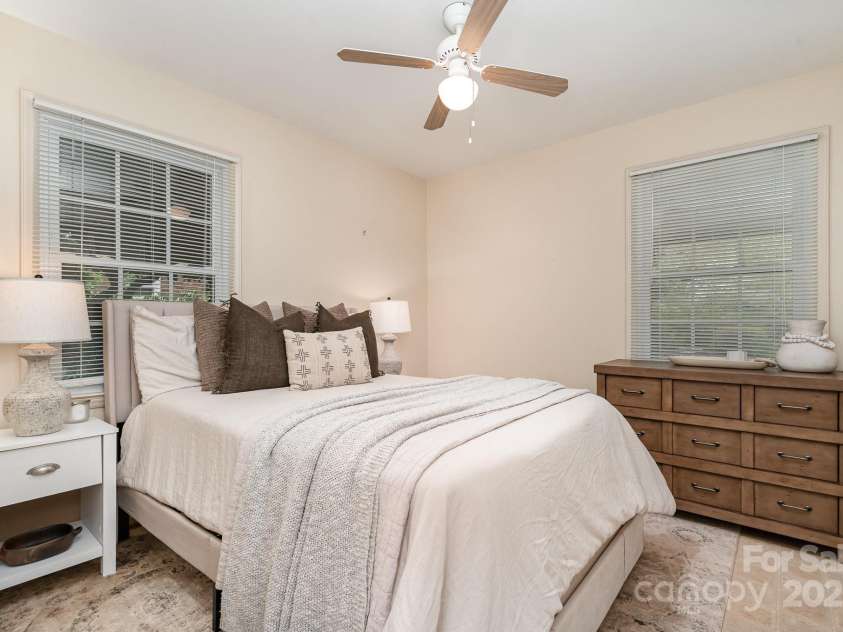 5329 Glenbrier Drive, Charlotte, NC 28212.  MLS# CAR4242222, YatesRealty ID 18202. 