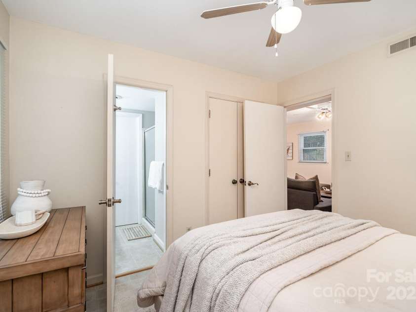 5329 Glenbrier Drive, Charlotte, NC 28212.  MLS# CAR4242222, YatesRealty ID 18202. 