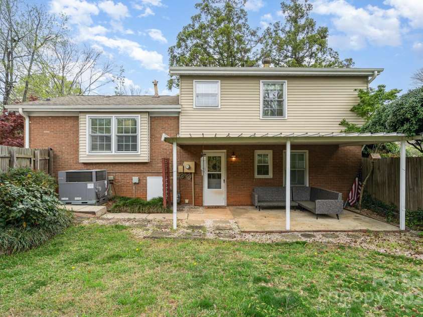 5329 Glenbrier Drive, Charlotte, NC 28212.  MLS# CAR4242222, YatesRealty ID 18202. 