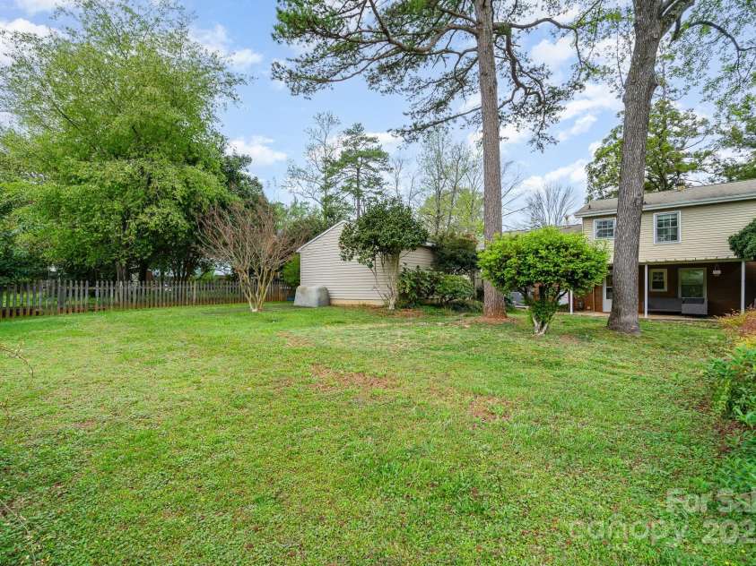 5329 Glenbrier Drive, Charlotte, NC 28212.  MLS# CAR4242222, YatesRealty ID 18202. 