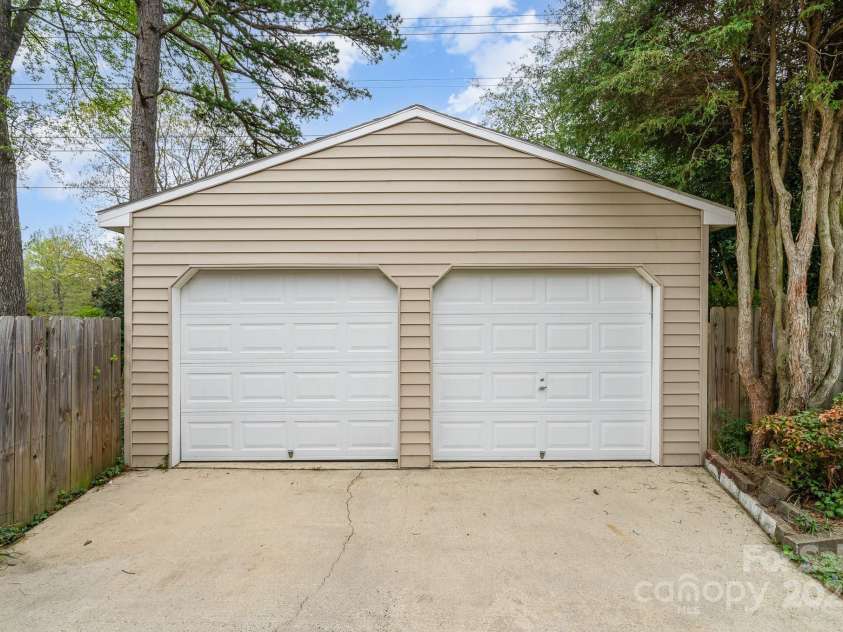 5329 Glenbrier Drive, Charlotte, NC 28212.  MLS# CAR4242222, YatesRealty ID 18202. 