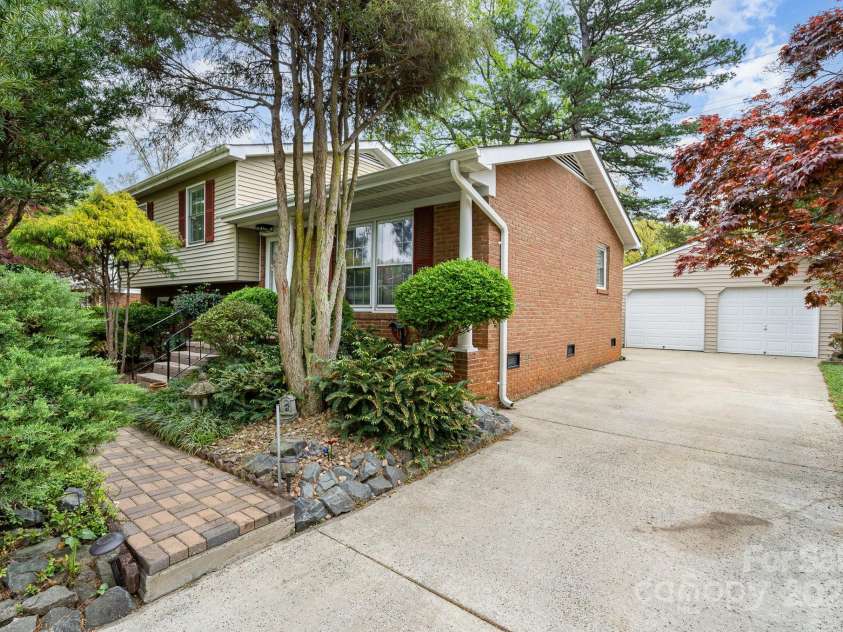 5329 Glenbrier Drive, Charlotte, NC 28212.  MLS# CAR4242222, YatesRealty ID 18202. Detached two car gage