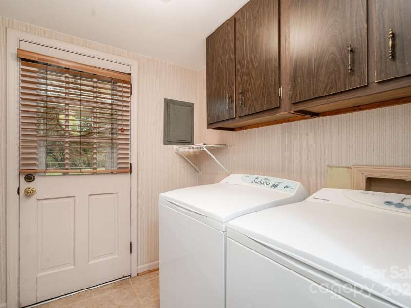 5329 Glenbrier Drive, Charlotte, NC 28212.  MLS# CAR4242222, YatesRealty ID 18202. Laundry Room