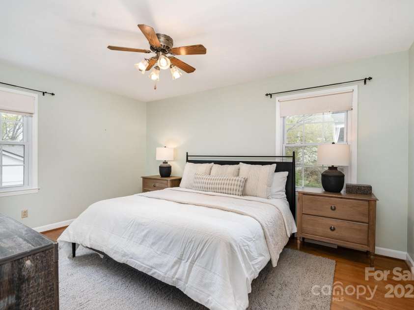 5329 Glenbrier Drive, Charlotte, NC 28212.  MLS# CAR4242222, YatesRealty ID 18202. Spacious primary bedroom