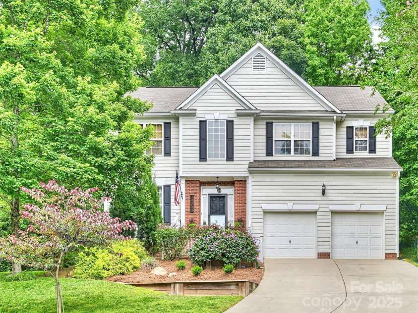 14203 Queens Carriage Place, Charlotte, NC 28278.  MLS# CAR4267969, YatesRealty ID 18209. 