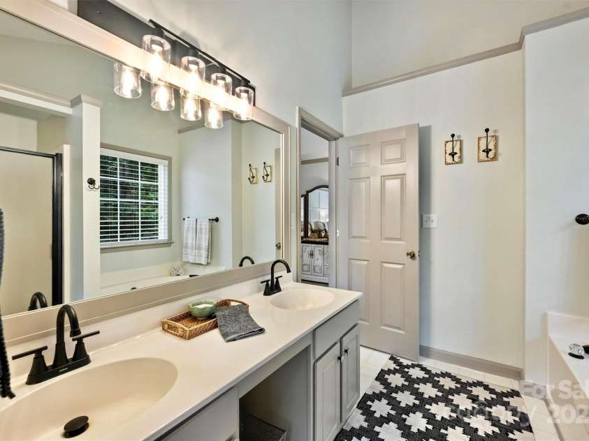 14203 Queens Carriage Place, Charlotte, NC 28278.  MLS# CAR4267969, YatesRealty ID 18209. 