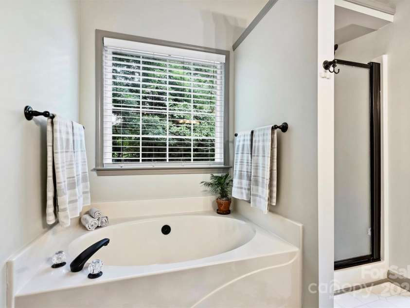 14203 Queens Carriage Place, Charlotte, NC 28278.  MLS# CAR4267969, YatesRealty ID 18209. 