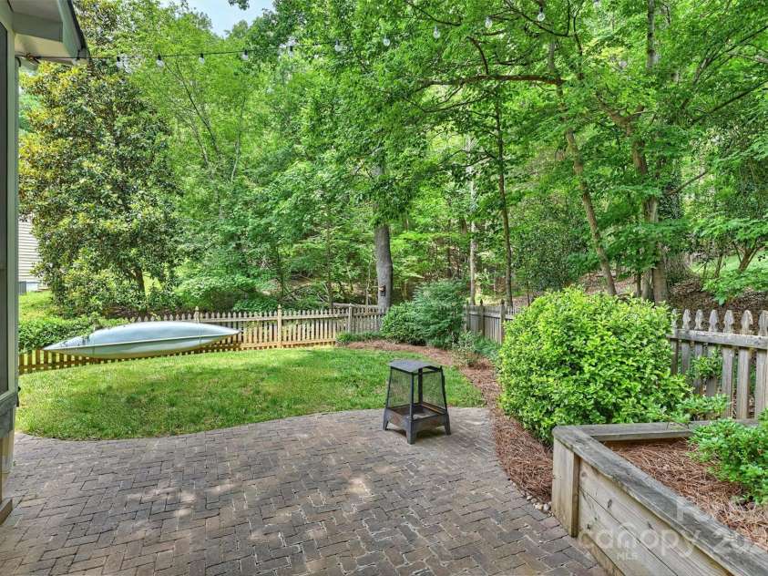14203 Queens Carriage Place, Charlotte, NC 28278.  MLS# CAR4267969, YatesRealty ID 18209. 
