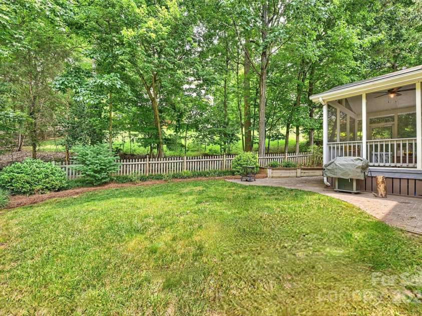 14203 Queens Carriage Place, Charlotte, NC 28278.  MLS# CAR4267969, YatesRealty ID 18209. 