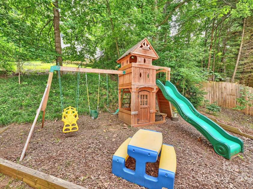 14203 Queens Carriage Place, Charlotte, NC 28278.  MLS# CAR4267969, YatesRealty ID 18209. 