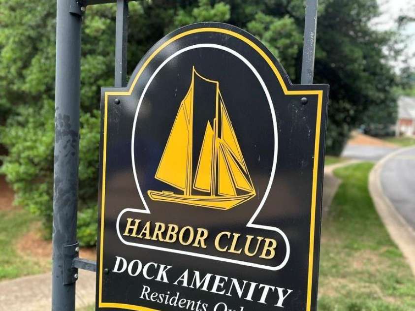 14203 Queens Carriage Place, Charlotte, NC 28278.  MLS# CAR4267969, YatesRealty ID 18209. 