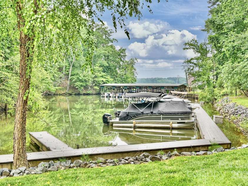 14203 Queens Carriage Place, Charlotte, NC 28278.  MLS# CAR4267969, YatesRealty ID 18209. 