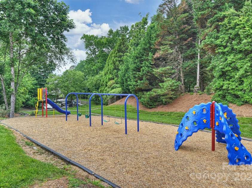 14203 Queens Carriage Place, Charlotte, NC 28278.  MLS# CAR4267969, YatesRealty ID 18209. 