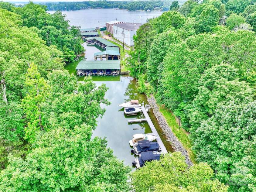 14203 Queens Carriage Place, Charlotte, NC 28278.  MLS# CAR4267969, YatesRealty ID 18209. 