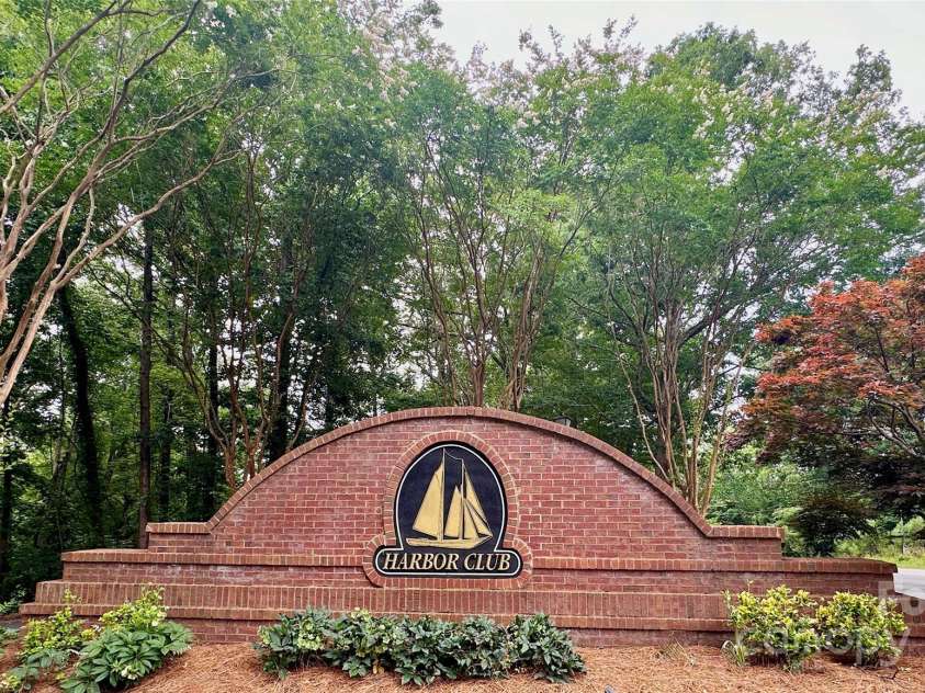 14203 Queens Carriage Place, Charlotte, NC 28278.  MLS# CAR4267969, YatesRealty ID 18209. 