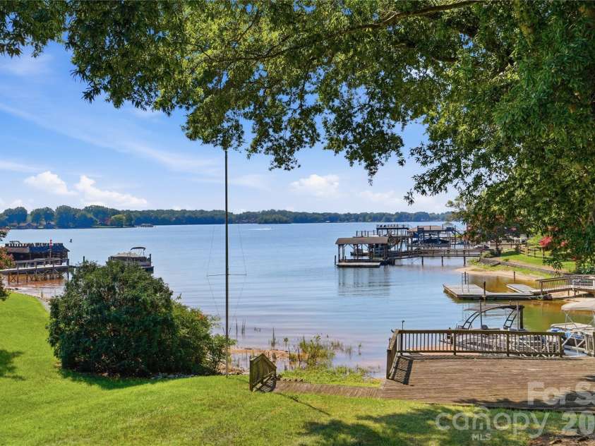 332 Shoreline Loop, Mooresville, NC 28117.  MLS# CAR4418767, YatesRealty ID 18209. 