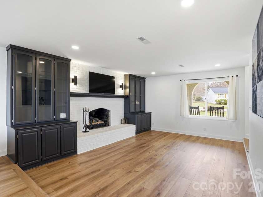 332 Shoreline Loop, Mooresville, NC 28117.  MLS# CAR4418767, YatesRealty ID 18209. 