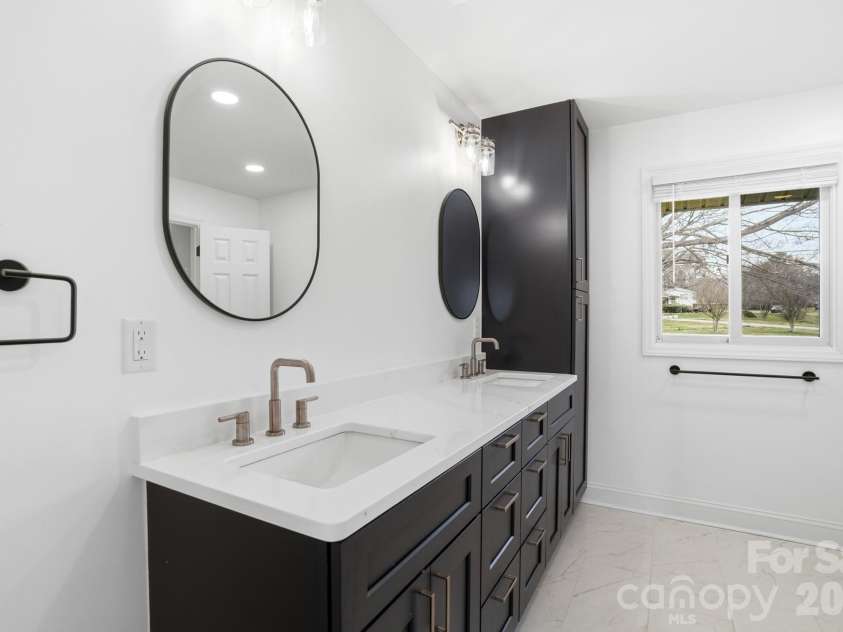 332 Shoreline Loop, Mooresville, NC 28117.  MLS# CAR4418767, YatesRealty ID 18209. 